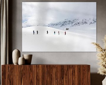 Wandelaars in de sneeuw in de Alpen, Frankrijk von Rosanne Langenberg