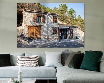 Straatbeeld in de Provence in Frankrijk by Rosanne Langenberg