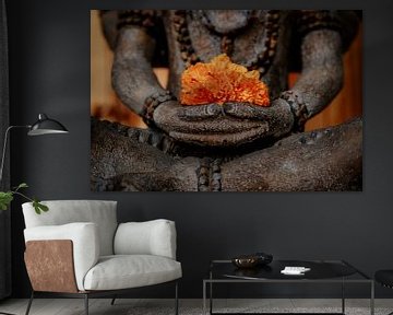 Buddha mit orangefarbener Blume in gefalteten Händen von Jeroen Langeveld, MrLangeveldPhoto