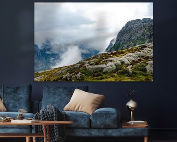 Noorwegen, wolken over de bergen von Marly van Gog