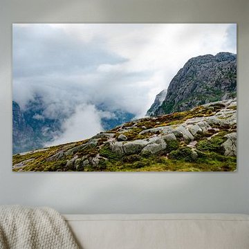 Noorwegen, wolken over de bergen von Marly van Gog