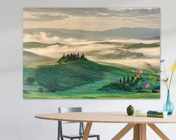 Morning mist in the Val d'Orcia in Tuscany sur Michael Valjak