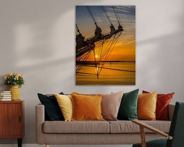 Zonsondergang in de haven van Harlingen met een boegspriet von Harrie Muis