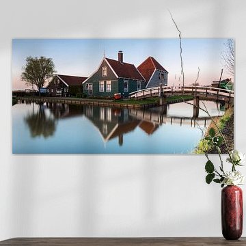 Historisch hollands huis in de Zaanse Schaans bij zonsondergang