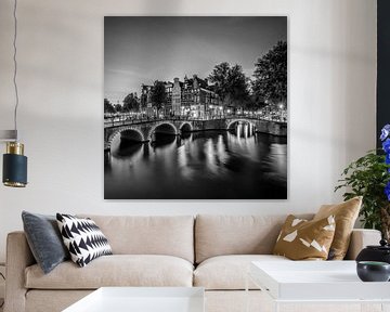 AMSTERDAM ' s avonds idylle van de Keizersgracht en de Leidsegracht | zwart-wit van Melanie Viola