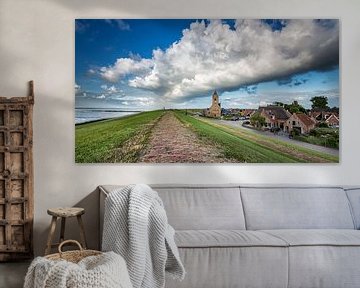 Donkere wolk boven de kerktoren van Wierum (Friesland)