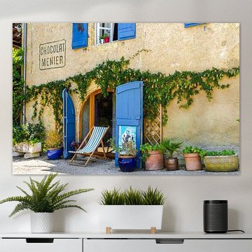 Sfeervol Frans tafereeltje,  gevel bekleed met azuur blauwe luiken