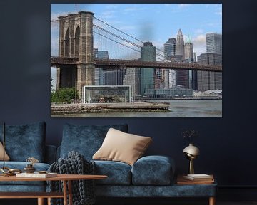 Draaimolen onder de Brooklyn Bridge met de skyline van New York van Phillipson Photography