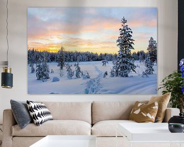 Pad door de sneeuw met mooie lucht in Fins Lapland van Phillipson Photography