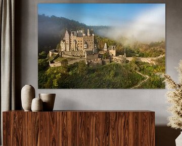 Burg Eltz in de Eifel ontwaakt uit de mist van Michael Valjak