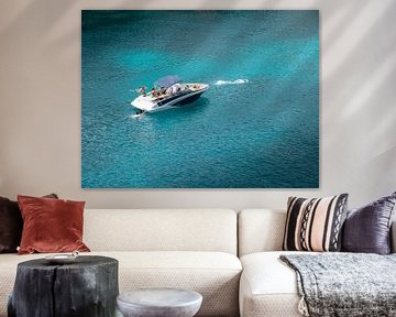 Speedboot op helderblauw water in Mallorca van Matthijs Noordeloos