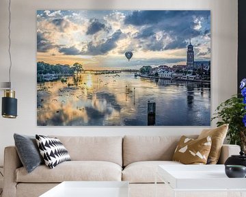 Skyline Deventer,met een ballon boven de IJssel