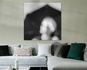 Silhouette van dame in de regen von Floris van Woudenberg
