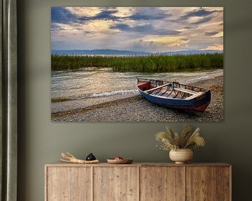 Vissersboot op het strand van het meer van Ohrid (landscape) van Cor de Hamer