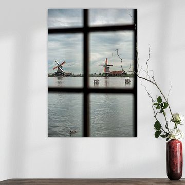 zicht door een raam van een molen op zaanse schans