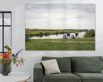 Holländische Polderlandschaft mit einem Strom und zwei Fahrrädern