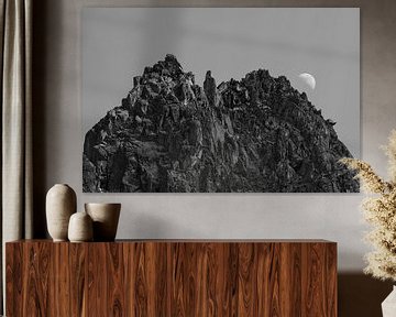 Zwart wit foto van maanopkomst achter de alpen in Kuhtai, Oostenrijk van Hidde Hageman