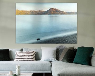 Lake Shikotsu, vulkanisch bergmeer, en Mount Eniwa in Japan van Hidde Hageman