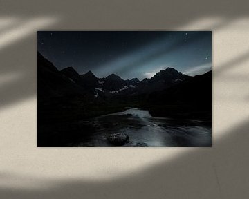 Duistere bergtoppen s'nachts in de Oostenrijkse alpen bij Kuhtai van Hidde Hageman