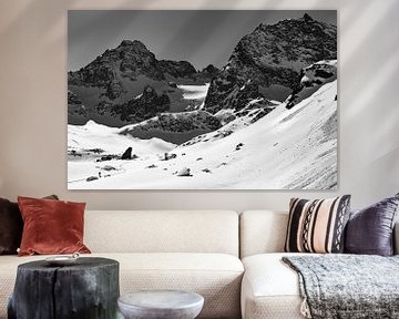 Tourenskifahren in den Alpen - Schwarz-weißes Foto der schneebedeckten Bergspitzen von Hidde Hageman