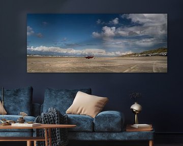 Strand met mooie wolken. by Robert Moeliker
