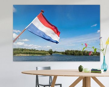 Nederlandse vlag wapperend op de achtersteven van een boot van Ruud Morijn