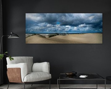 Strand met mooie wolken.