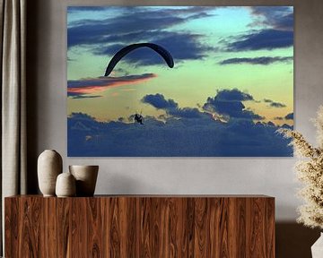 Paraglider by sunset sur Yvonne Steenbergen