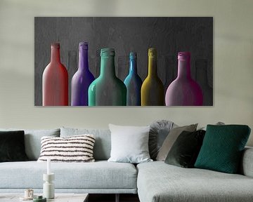 Kleurrijke glazen flessen van Monika Jüngling
