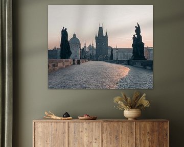 Praag: Karelsbrug bij zonsopkomst. von Olaf Kramer