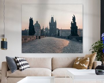 Prague : le Pont Charles au lever du soleil. sur Olaf Kramer