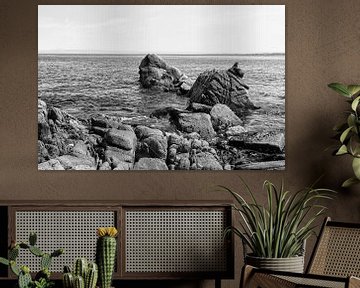 Des rochers dans le grand océan - Noir et blanc (C) sur Remco Bosshard