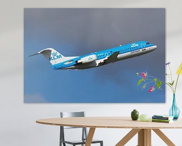 Eine Fokker 70 von KLM Cityhopper startet von Schiphol von Arjan Dijksterhuis