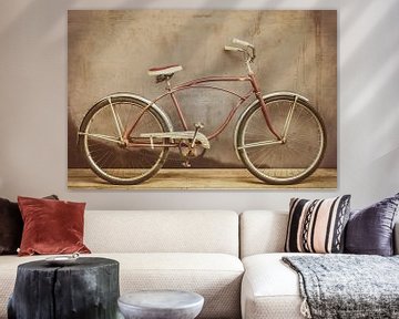 Vélo de croisière d'époque rouillé sur un plancher de bois sur Martin Bergsma