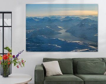 Vogelperspektive auf der Schnee bedeckten Winterlandschaft  in Nord-Norwegen von Sjoerd van der Wal Fotografie