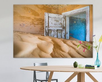 Intérieur délabré et coloré de la ville fantôme de Kolmanskop, en Namibie. sur Martijn Smeets