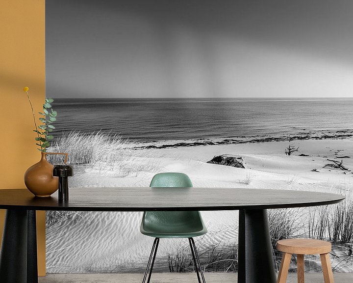 Sfeerimpressie behang: Duinen en de zee in zwart-wit van Sascha Kilmer