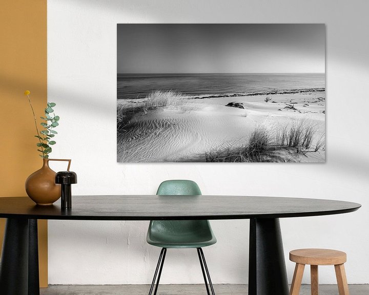 Sfeerimpressie: Duinen en de zee in zwart-wit van Sascha Kilmer