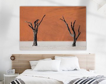 Twee dode bomen voor rode zandduinen in de Dodevlei / Sossusvlei, Namibië van Martijn Smeets