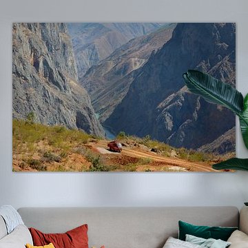 Rotes Auto in die Berge von Yunnan, China