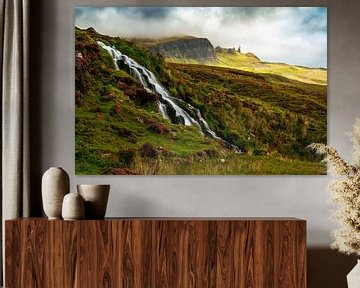 Wasserfall und Blick auf Old Man Storr, Isle of Skye von Lars van de Goor