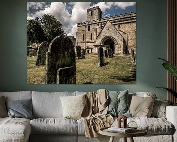 Kerk en grafsteen in Bibury, Engeland von Art By Dominic