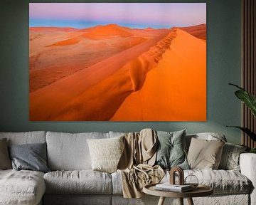 Zonsondergang boven rode zandduin Dune 45 - Sossusvlei, Namibië van Martijn Smeets
