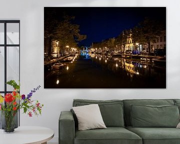Typische Nederlandse Grachten huizen langs kanaal in Alkmaar van Fotografiecor .nl