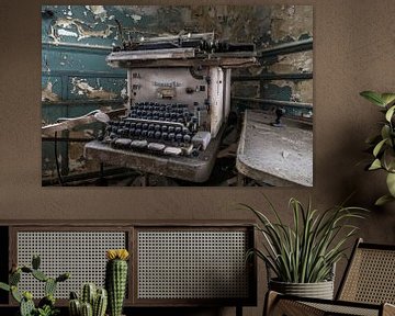 Typmachine in verlaten kantoorpand von Kristel van de Laar