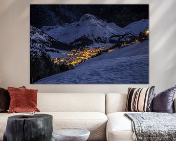 Lech am Arlberg by Night in winter van Ralf van de Veerdonk