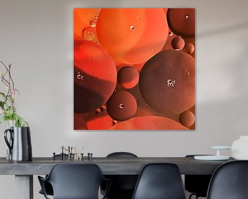 rode, oranje, bruine  tinten in druppels olie ( vierkant ) van Marjolijn van den Berg