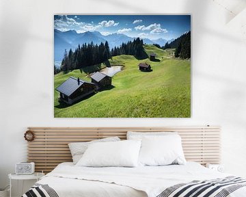 Uitzicht op huizen en bergen in Silbertal Montafon Vorarlberg Oostenrijk van Karin vd Waal