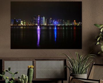Doha, de hoofdstad van Qatar, verlicht in de nacht van iPics Photography