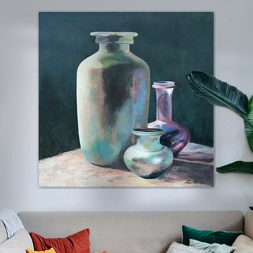 Stilleven van antieke flessen in geïriseerde kleuren